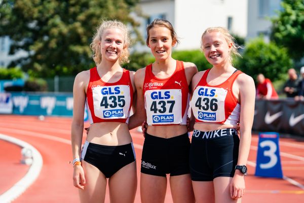 Leonie Kruse (LG Brillux Muenster), Emma Woehrmann (LG Brillux Muenster), Leonie Borchers (LG Brillux Muenster) am 29.05.2022 waehrend der Deutschen Meisterschaften Langstaffel im Otto-Schott-Sportzentrum in Mainz